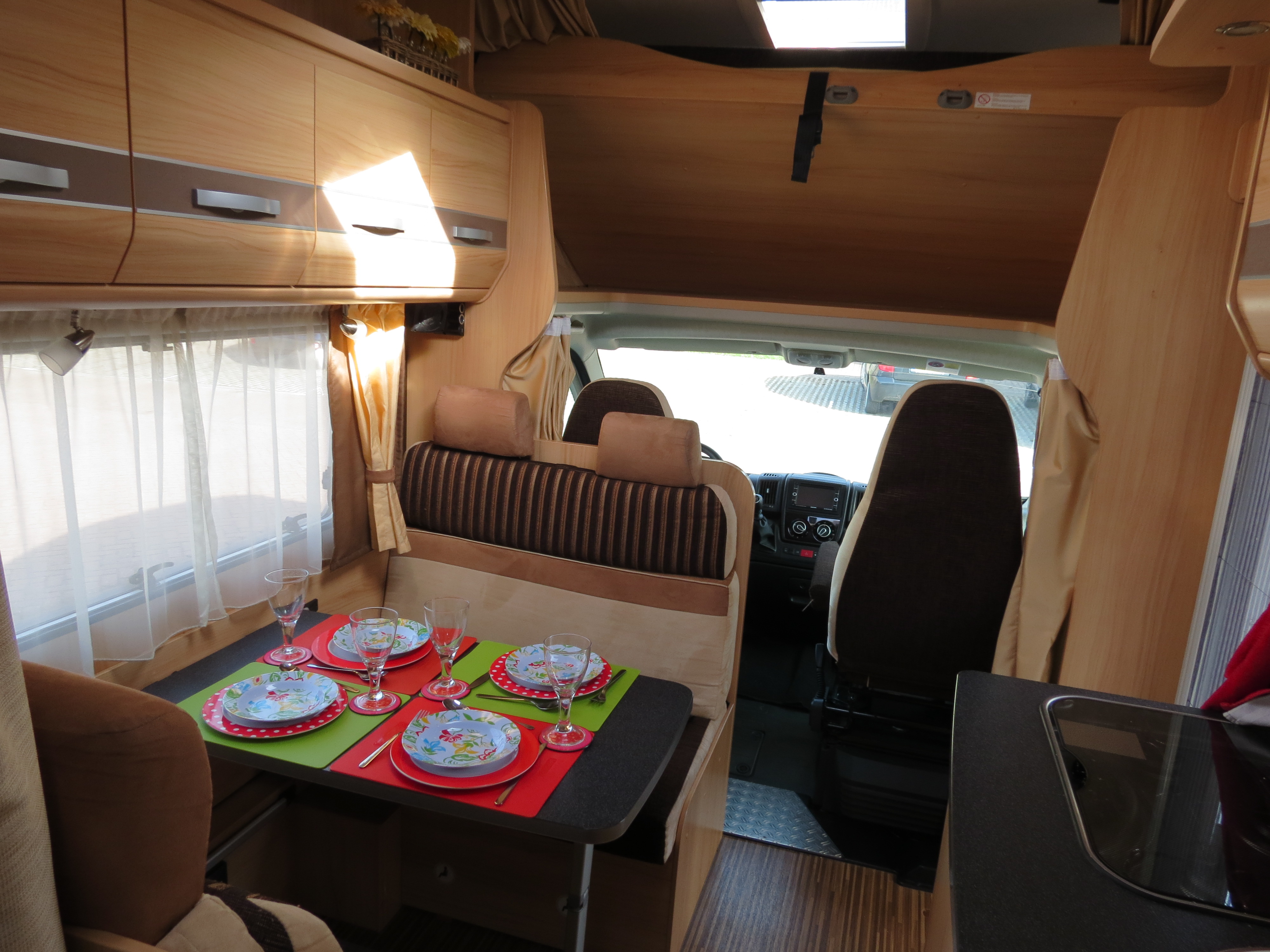 Een complete camper huren. Dat kan bij huuronzecamper. 